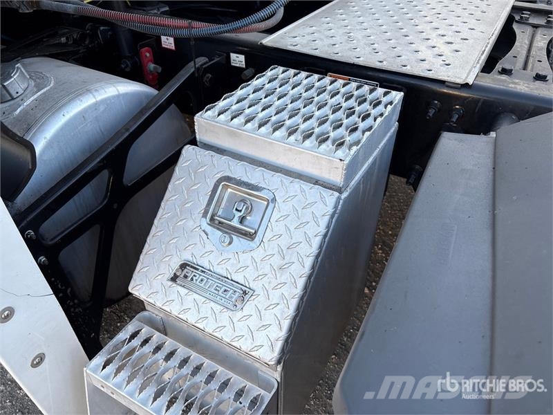 Freightliner Cascadia 126 6x4 T/A Sleeper Truck Tractor Седельные тягачи