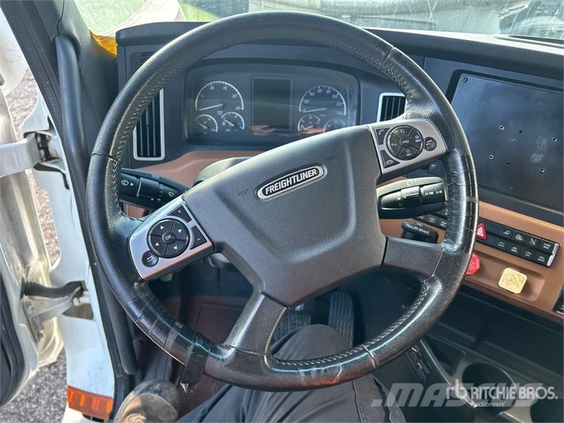 Freightliner Cascadia 126 6x4 T/A Sleeper Truck Tractor Cabezas tractoras