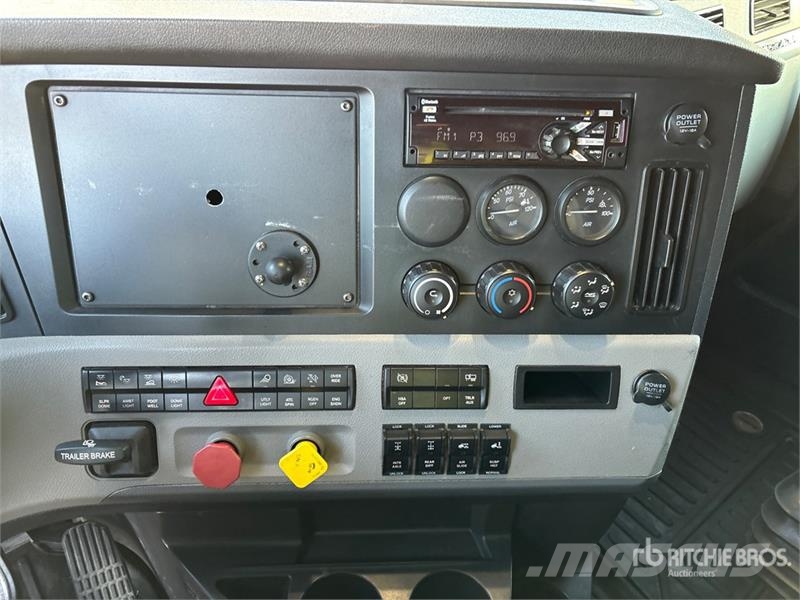 Freightliner Cascadia 126 6x4 T/A Sleeper Truck Tractor Tegljači