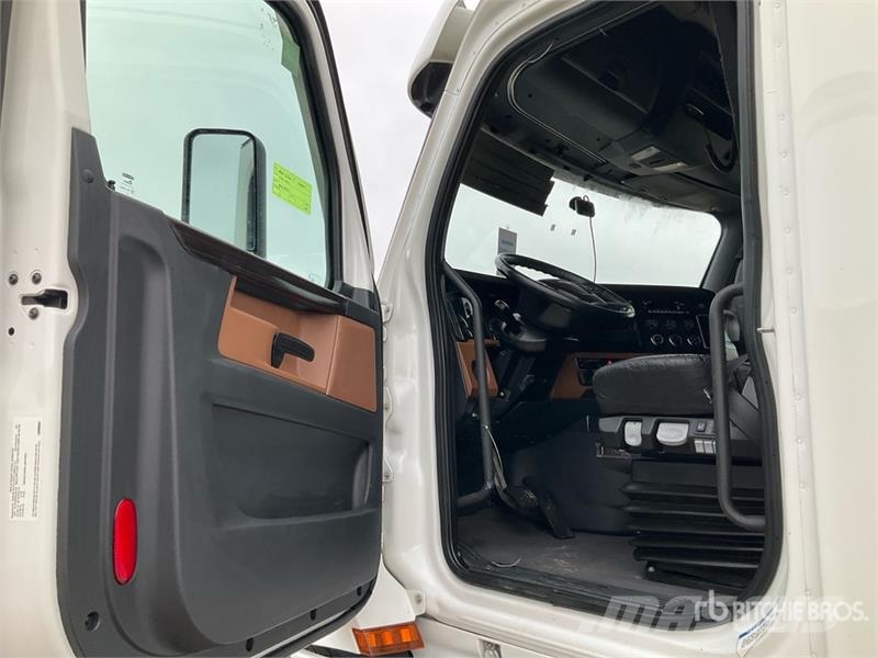 Freightliner Cascadia 126 6x4 T/A Sleeper Truck Tractor Vetopöytäautot
