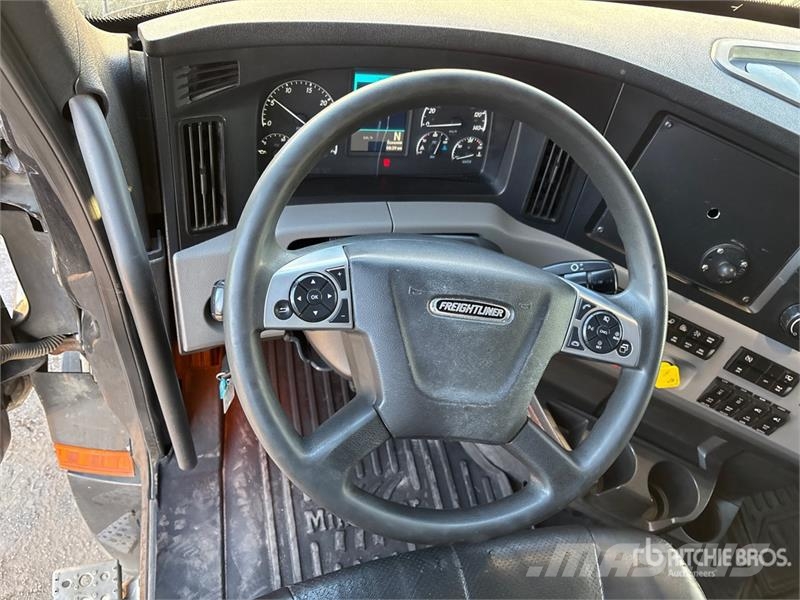 Freightliner Cascadia 126 6x4 T/A Sleeper Truck Tractor Tegljači