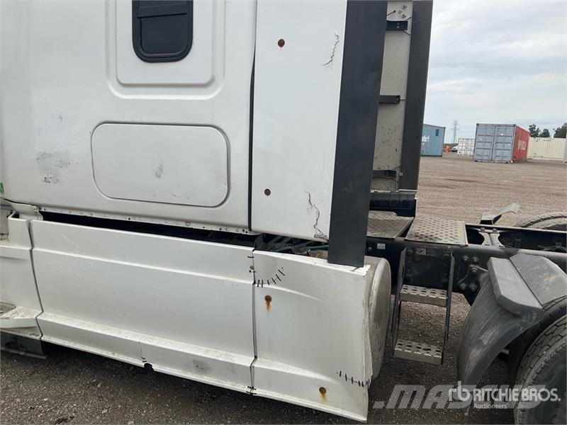 Freightliner Cascadia 126 6x4 T/A Sleeper Truck Tractor Traktorske jedinice