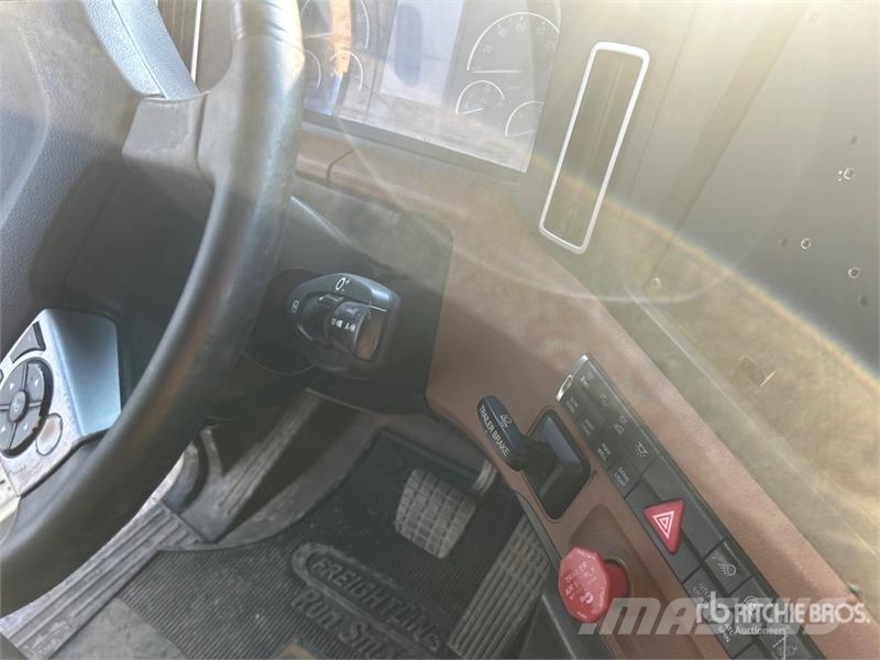 Freightliner Cascadia 126 6x4 T/A Sleeper Truck Tractor Vlačilci