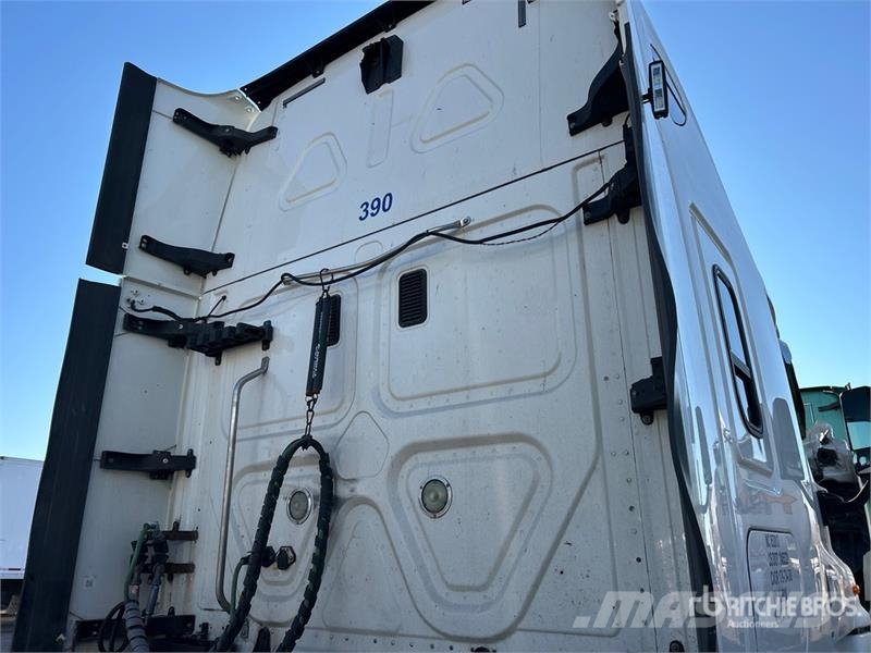 Freightliner Cascadia 125 6x4 T/A Sleeper Truck Tractor Sattelzugmaschinen