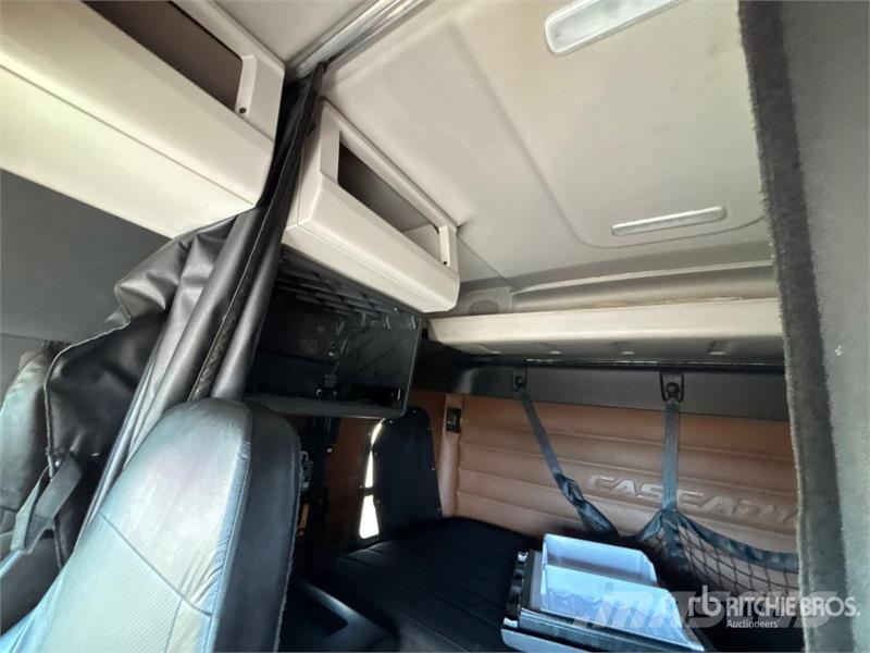 Freightliner Cascadia 126 6x4 T/A Sleeper Truck Tractor Tegljači