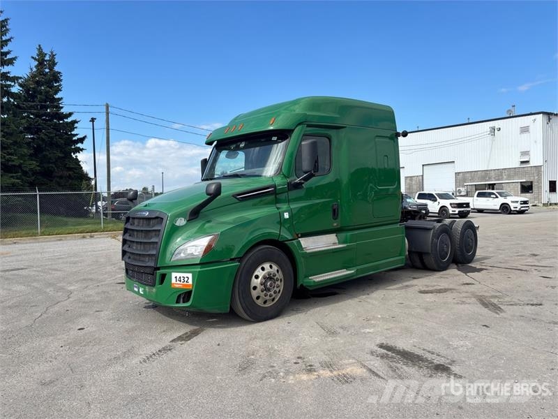 Freightliner Cascadia 126 6x4 T/A Sleeper Truck Tractor Тягачі