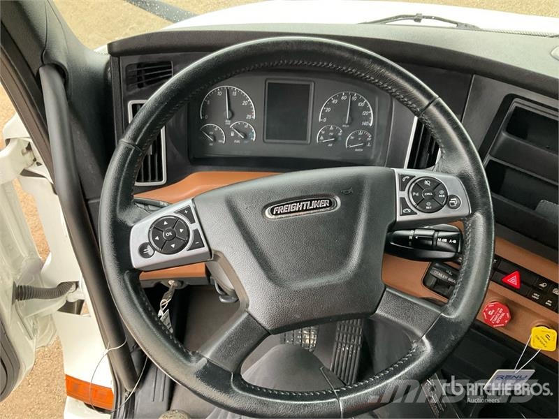 Freightliner Cascadia 126 6x4 T/A Sleeper Truck Tractor Vetopöytäautot