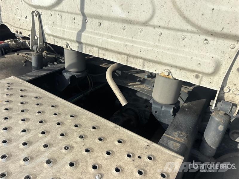Freightliner Cascadia 126 6x4 T/A Sleeper Truck Tractor 曳引機組件