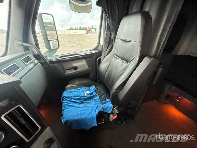 Freightliner Cascadia 126 6x4 T/A Sleeper Truck Tractor 曳引機組件