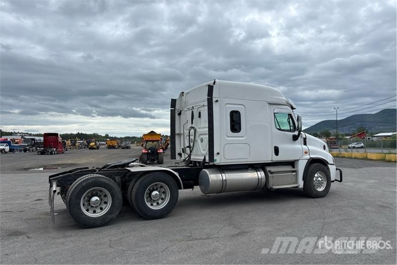 Freightliner Cascadia 125 6x4 T/A Sleeper Truck Tractor Vetopöytäautot