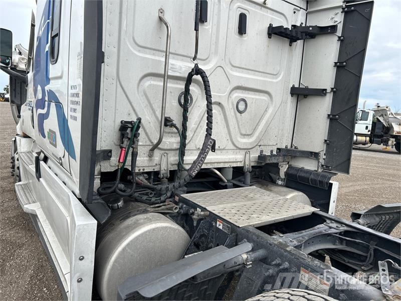 Freightliner Cascadia 126 6x4 T/A Sleeper Truck Tractor Tractor Units