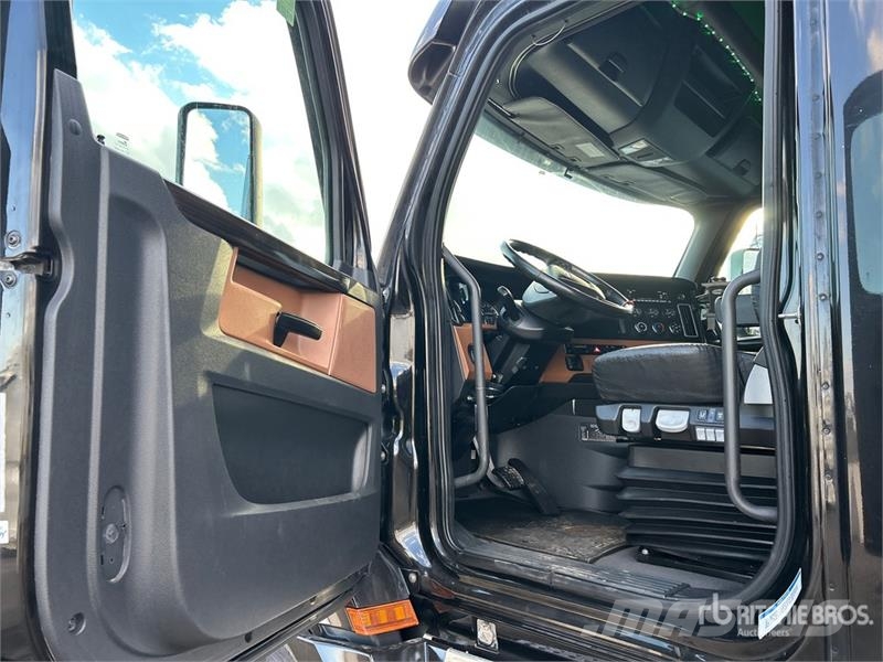 Freightliner Cascadia 126 6x4 T/A Sleeper Truck Tractor Trekkers