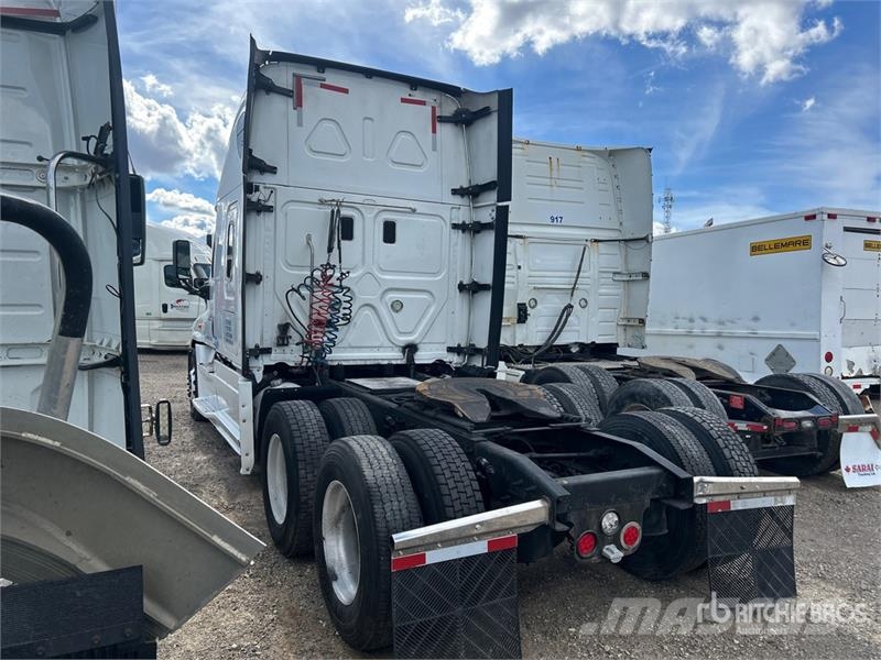 Freightliner Cascadia 125 6x4 T/A Sleeper Truck Tractor (Inoper Sattelzugmaschinen