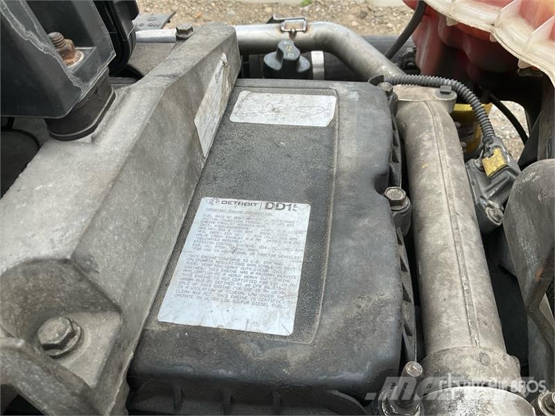 Freightliner Cascadia 126 6x4 T/A Sleeper Truck Tractor وحدات الجر