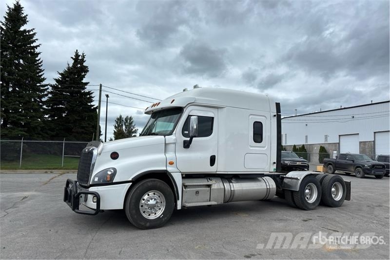Freightliner Cascadia 125 6x4 T/A Sleeper Truck Tractor Vetopöytäautot