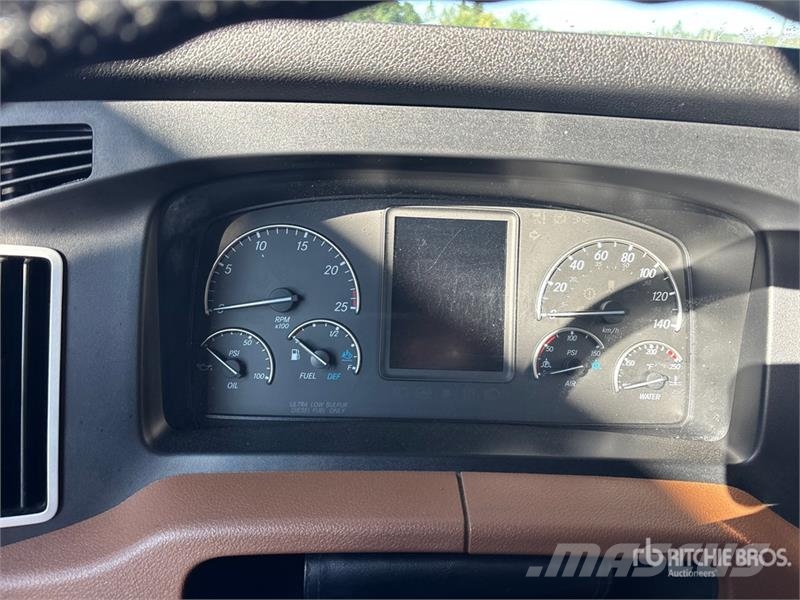Freightliner Cascadia 126 6x4 T/A Sleeper Truck Tractor Tractor Units