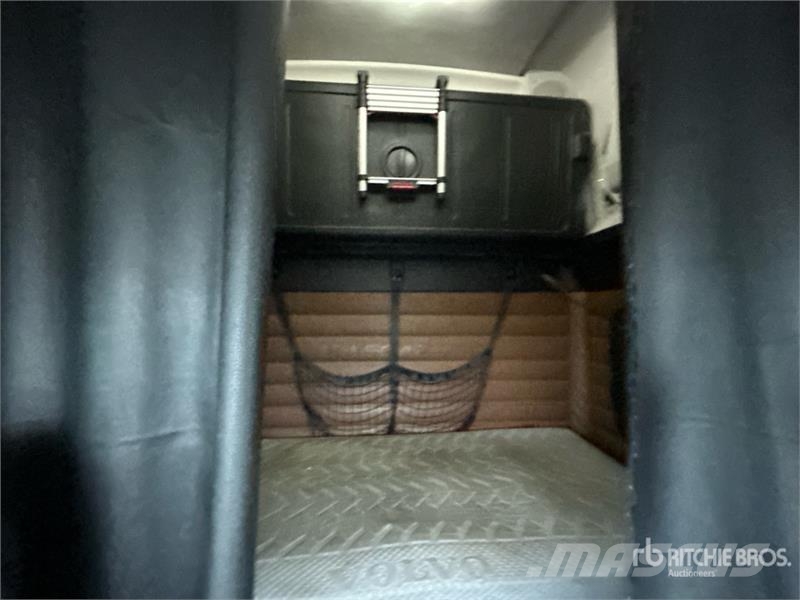 Freightliner Cascadia 126 T/A Sleeper Truck Tractor Tractor Units