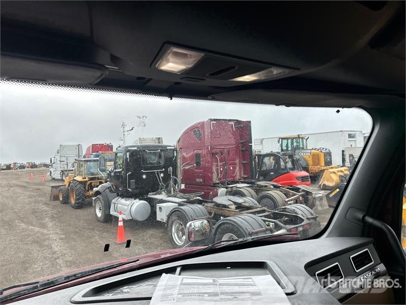 Freightliner Cascadia 126 6x4 T/A Sleeper Truck Tractor Cavalos mecânicos
