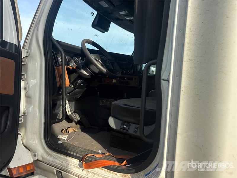 Freightliner Cascadia 126 6x4 T/A Sleeper Truck Tractor 曳引機組件