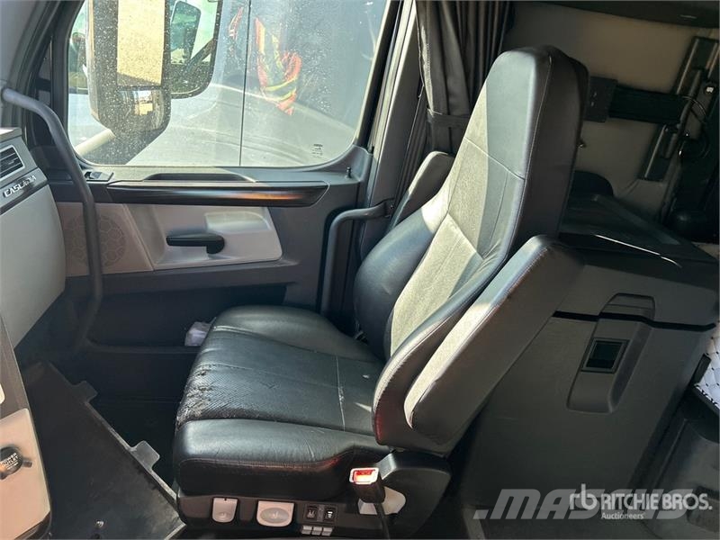 Freightliner Cascadia 126 6x4 T/A Sleeper Truck Tractor Tractor Units