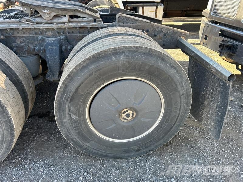 Freightliner Cascadia 126 6x4 T/A Sleeper Truck Tractor Sattelzugmaschinen