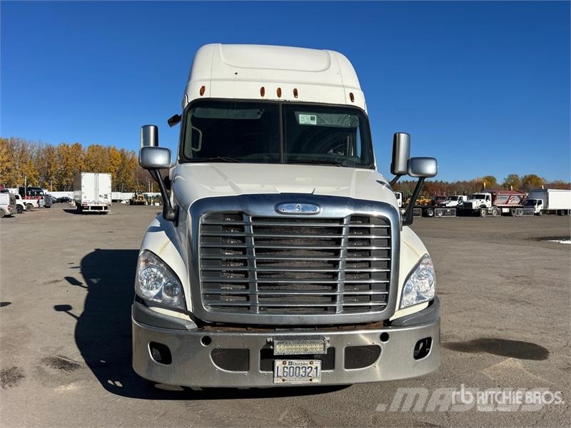 Freightliner Cascadia 125 6x4 T/A Sleeper Truck Tractor Sattelzugmaschinen