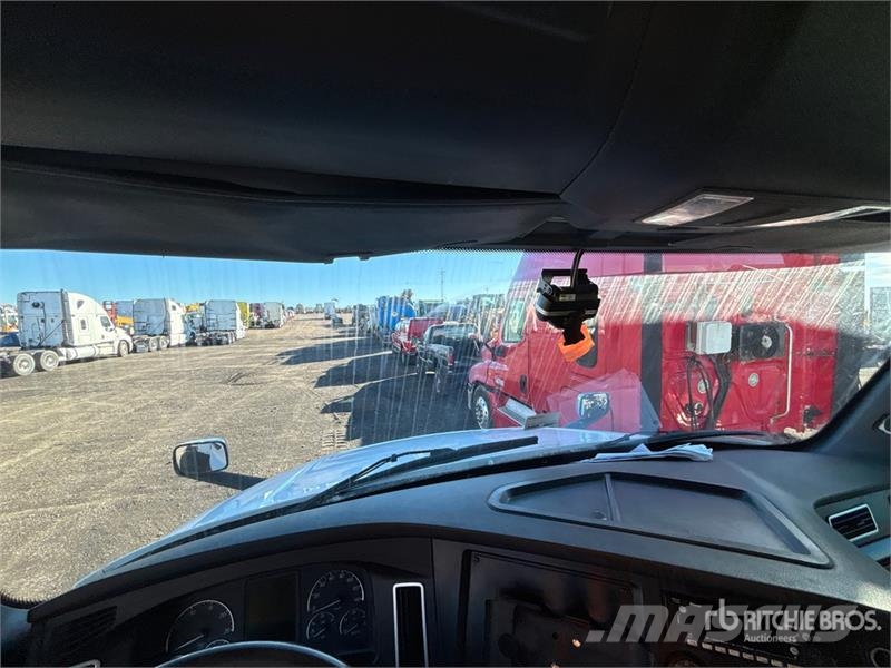 Freightliner Cascadia 126 6x4 T/A Sleeper Truck Tractor Тягачі