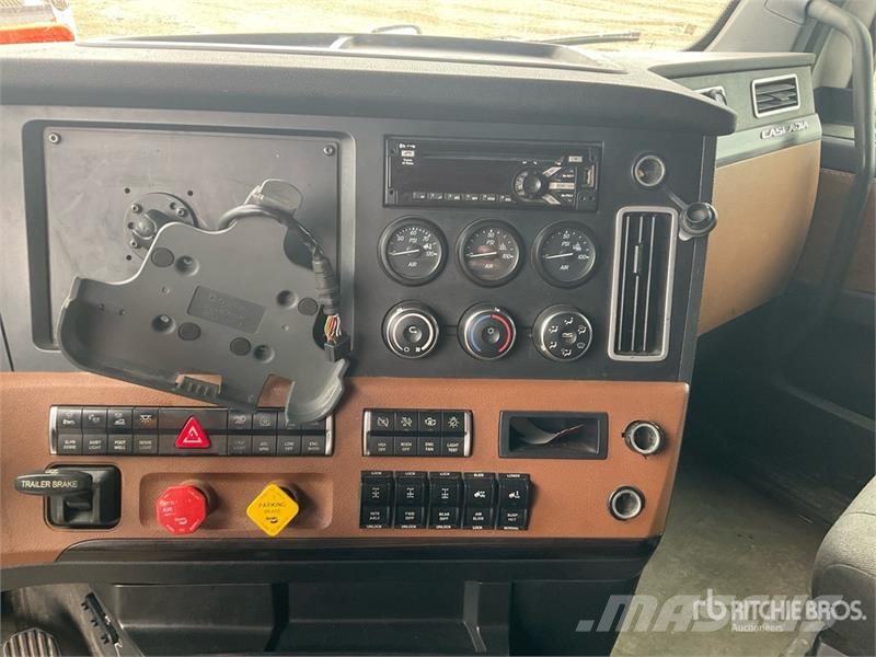 Freightliner Cascadia 126 6x4 T/A Sleeper Truck Tractor Traktorske jedinice