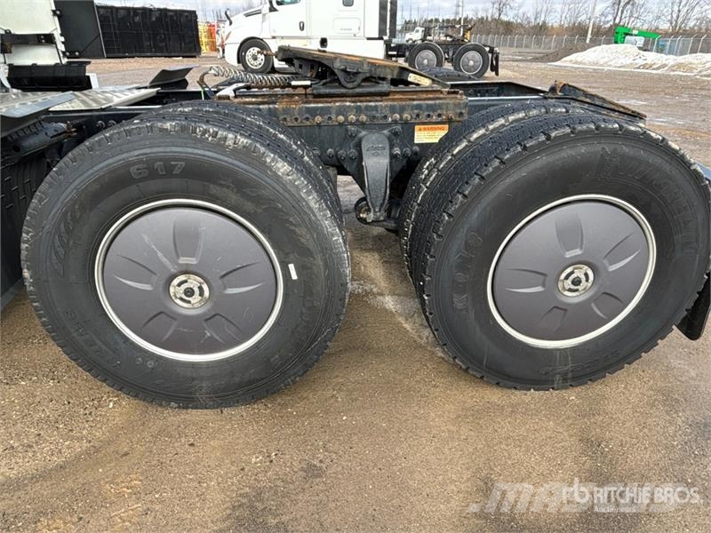 Freightliner Cascadia 126 6x4 T/A Sleeper Truck Tractor Тягачі