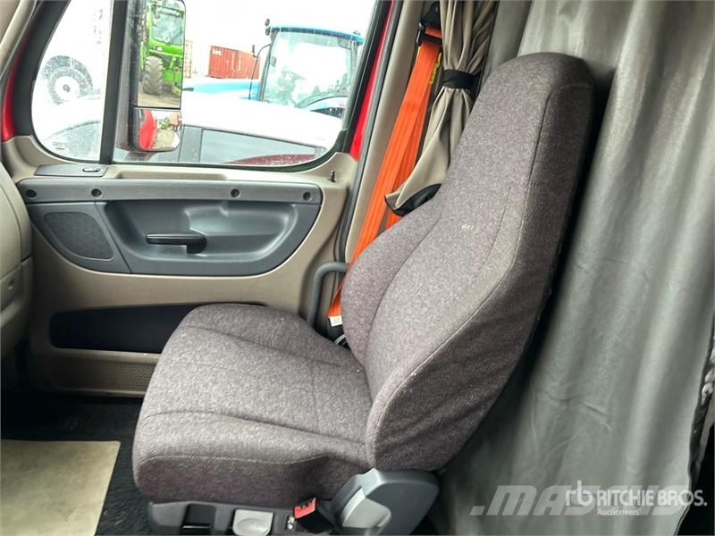 Freightliner Cascadia 125 6x4 T/A Sleeper Truck Tractor Vetopöytäautot