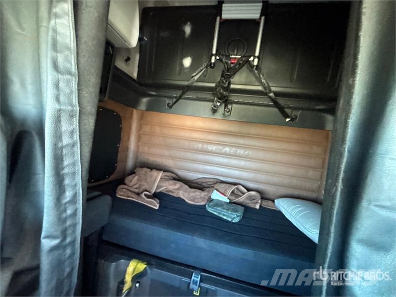 Freightliner Cascadia 126 6x4 T/A Sleeper Truck Tractor Tractor Units