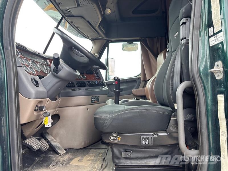 Freightliner Cascadia 125 6x4 T/A Sleeper Truck Tractor Vetopöytäautot