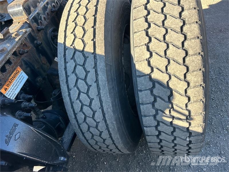 Freightliner Cascadia 126 6x4 T/A Sleeper Truck Tractor Sattelzugmaschinen