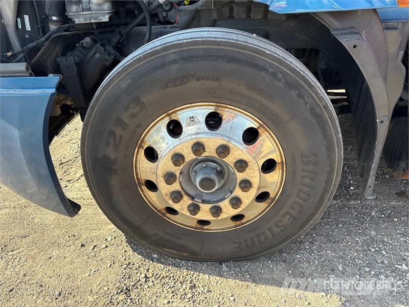 Freightliner Cascadia 126 6x4 T/A Sleeper Truck Tractor (Inoper Sattelzugmaschinen