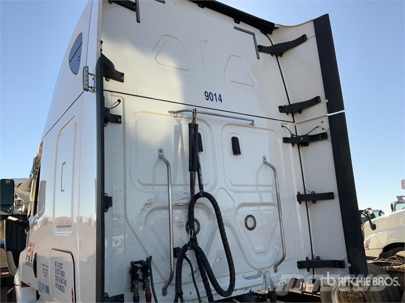 Freightliner Cascadia 126 6x4 T/A Sleeper Truck Tractor Тягачі