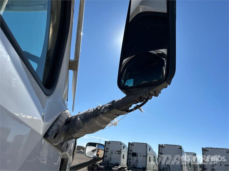 Freightliner Cascadia 126 6x4 T/A Sleeper Truck Tractor Camiones tractor