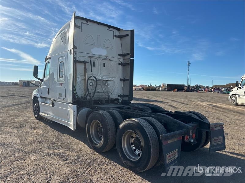 Freightliner Cascadia 126 6x4 T/A Sleeper Truck Tractor Влекачи