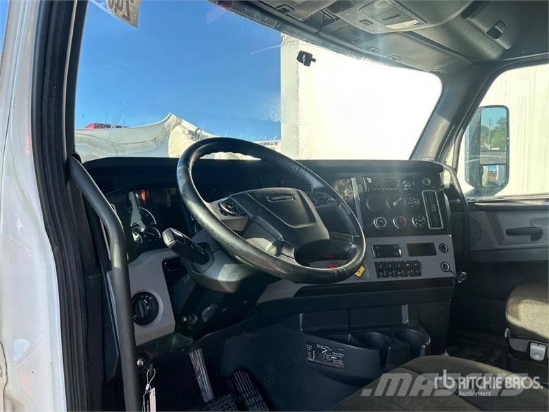 Freightliner Cascadia 126 6x4 T/A Sleeper Truck Tractor Vetopöytäautot