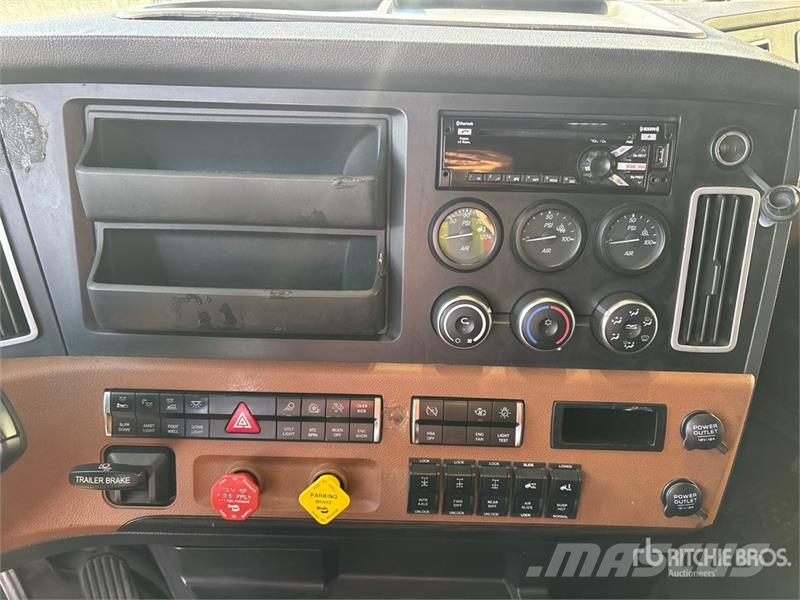 Freightliner Cascadia 126 6x4 T/A Sleeper Truck Tractor Влекачи