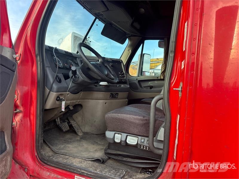 Freightliner Cascadia 125 6x4 T/A Sleeper Truck Tractor Tegljači