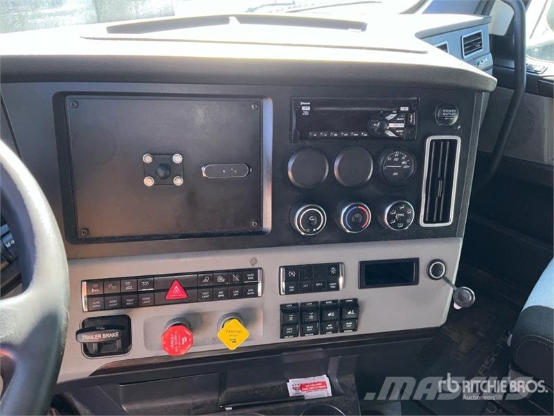 Freightliner Cascadia 126 6x4 T/A Sleeper Truck Tractor Тягачі