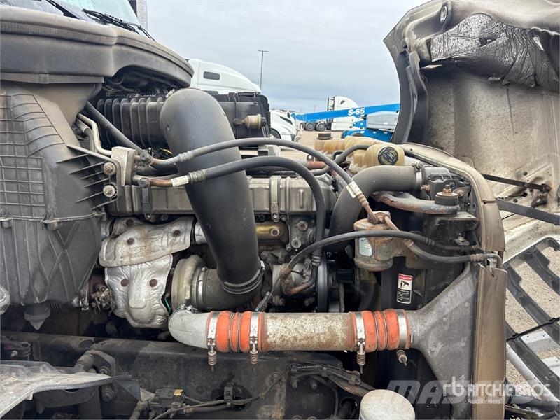 Freightliner Cascadia 126 6x4 T/A Sleeper Truck Tractor Тягачі