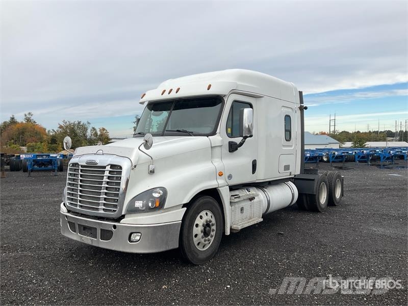 Freightliner Cascadia 125 6x4 T/A Sleeper Truck Tractor Vlačilci