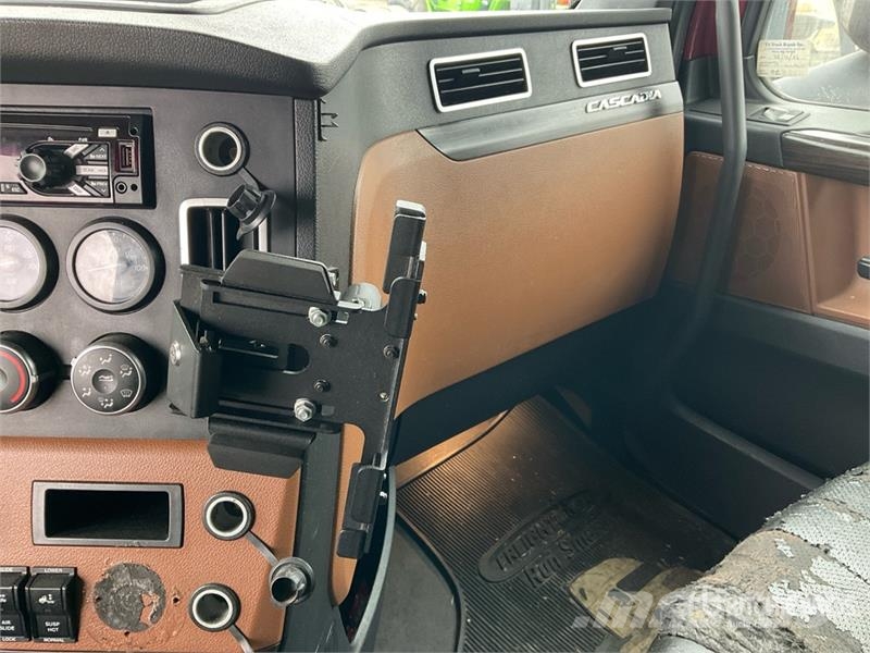 Freightliner Cascadia 126 6x4 T/A Sleeper Truck Tractor Tegljači