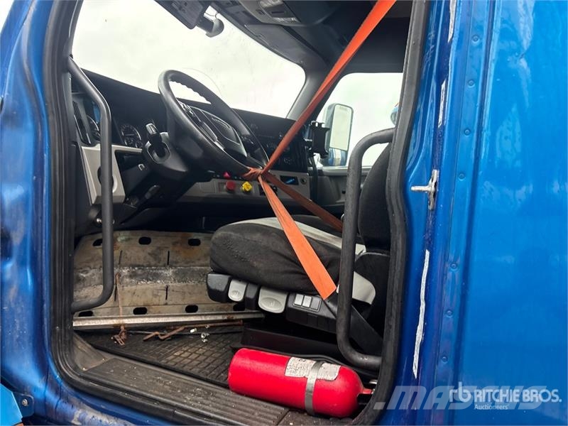 Freightliner Cascadia 126 6x4 T/A Sleeper Truck Tractor Tegljači