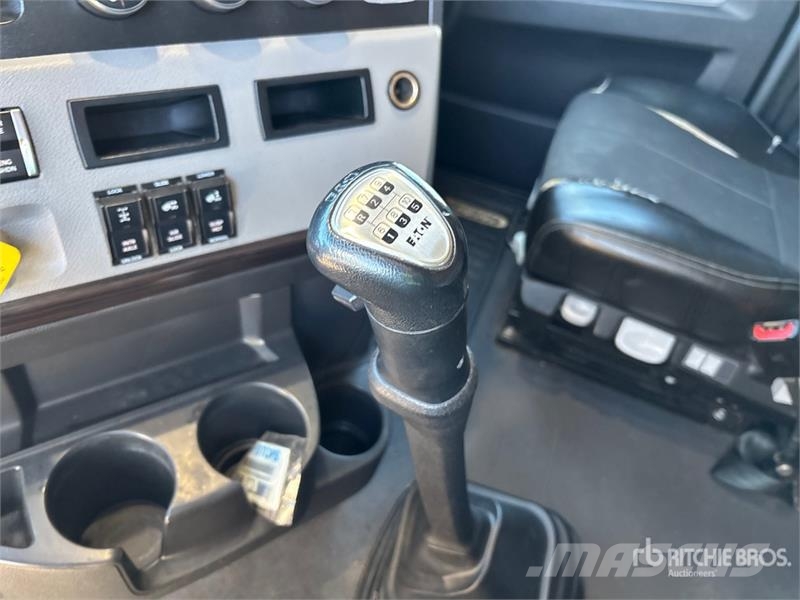 Freightliner Cascadia 126 6x4 T/A Sleeper Truck Tractor Тягачі