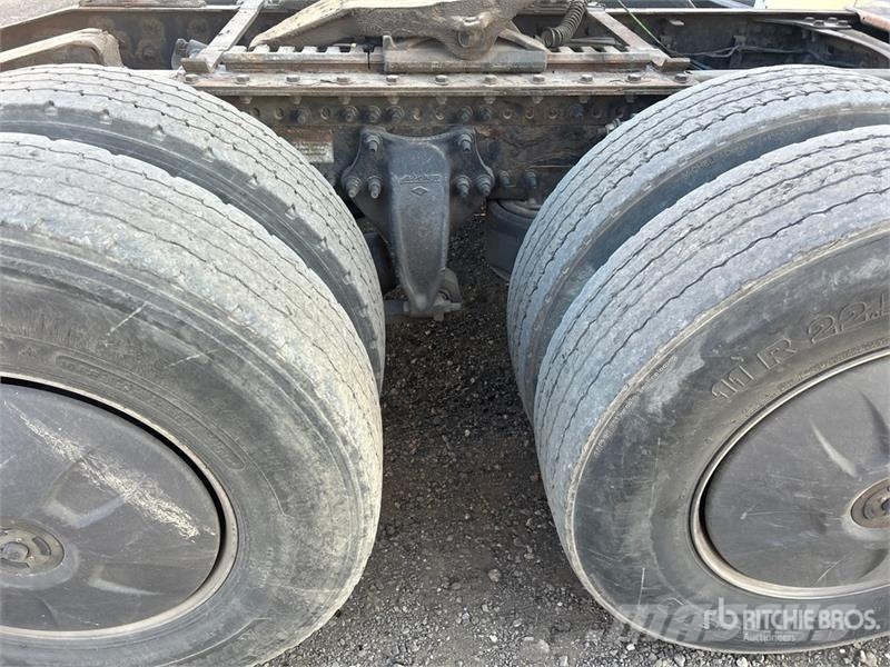 Freightliner Cascadia 126 6x4 T/A Sleeper Truck Tractor Vlačilci