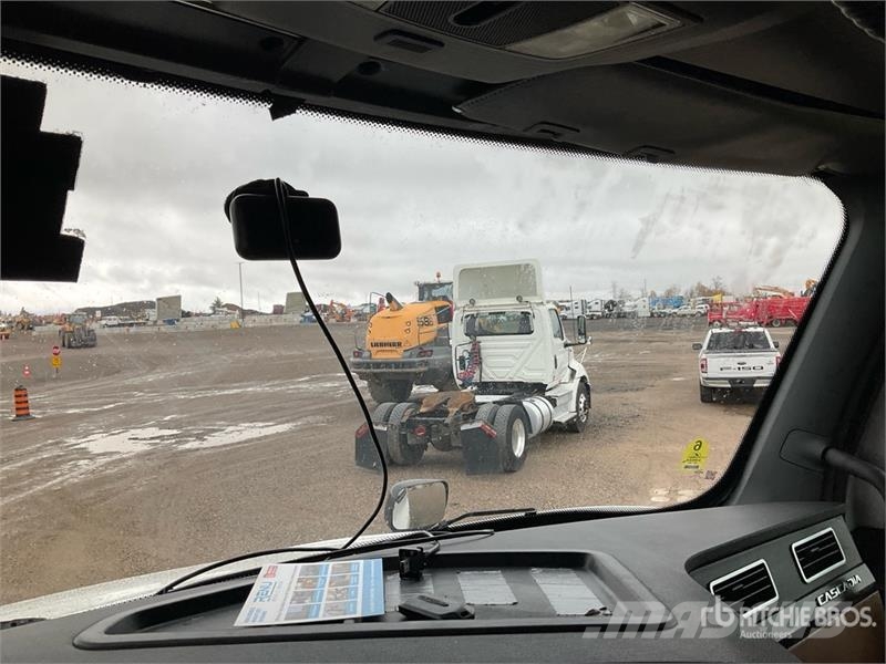 Freightliner Cascadia 126 6x4 T/A Sleeper Truck Tractor Vetopöytäautot