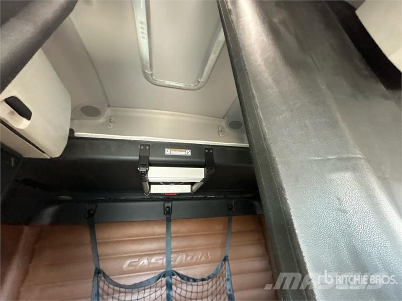 Freightliner Cascadia 126 6x4 T/A Sleeper Truck Tractor Sattelzugmaschinen