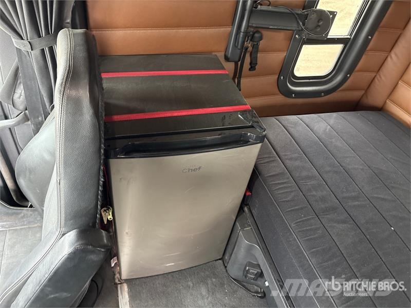 Freightliner Cascadia 126 6x4 T/A Sleeper Truck Tractor Truck Tractor Units